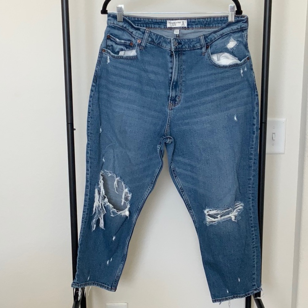 SOLD Curve love Mom high rise jeans